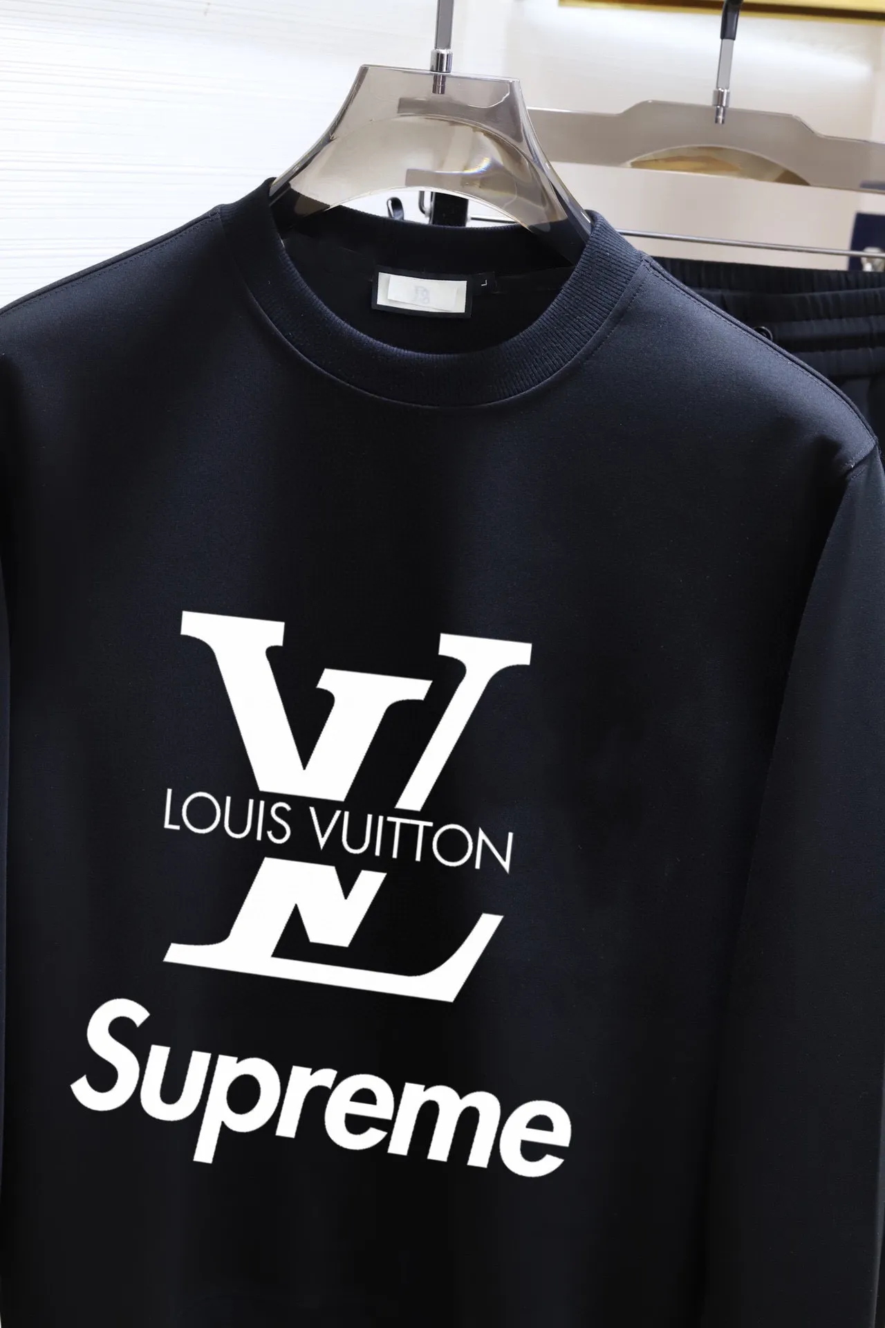 🅿️400 brand [LV Louis Vuitton] (velvet and thickened) 2025 autumn and winter new products, celebrities' favorite fashion-flavored casual suits, clean and neat tailoring, full of urban style. Made of high-quality custom-made fabrics, the lining has excellent thermal insulation effect, feels soft and dry, and the upper body effect is crisp and stylish. The three-dimensional cutting process and the pattern are all of high standards, and the silhouette version has the right benefits! It is not tight at all, and you feel good when you wear it. So many top-quality raw materials create high-end products with unparalleled value. It is the first choice for high-end fashion people. (Size: M-4XL can wear up to 200 pounds)